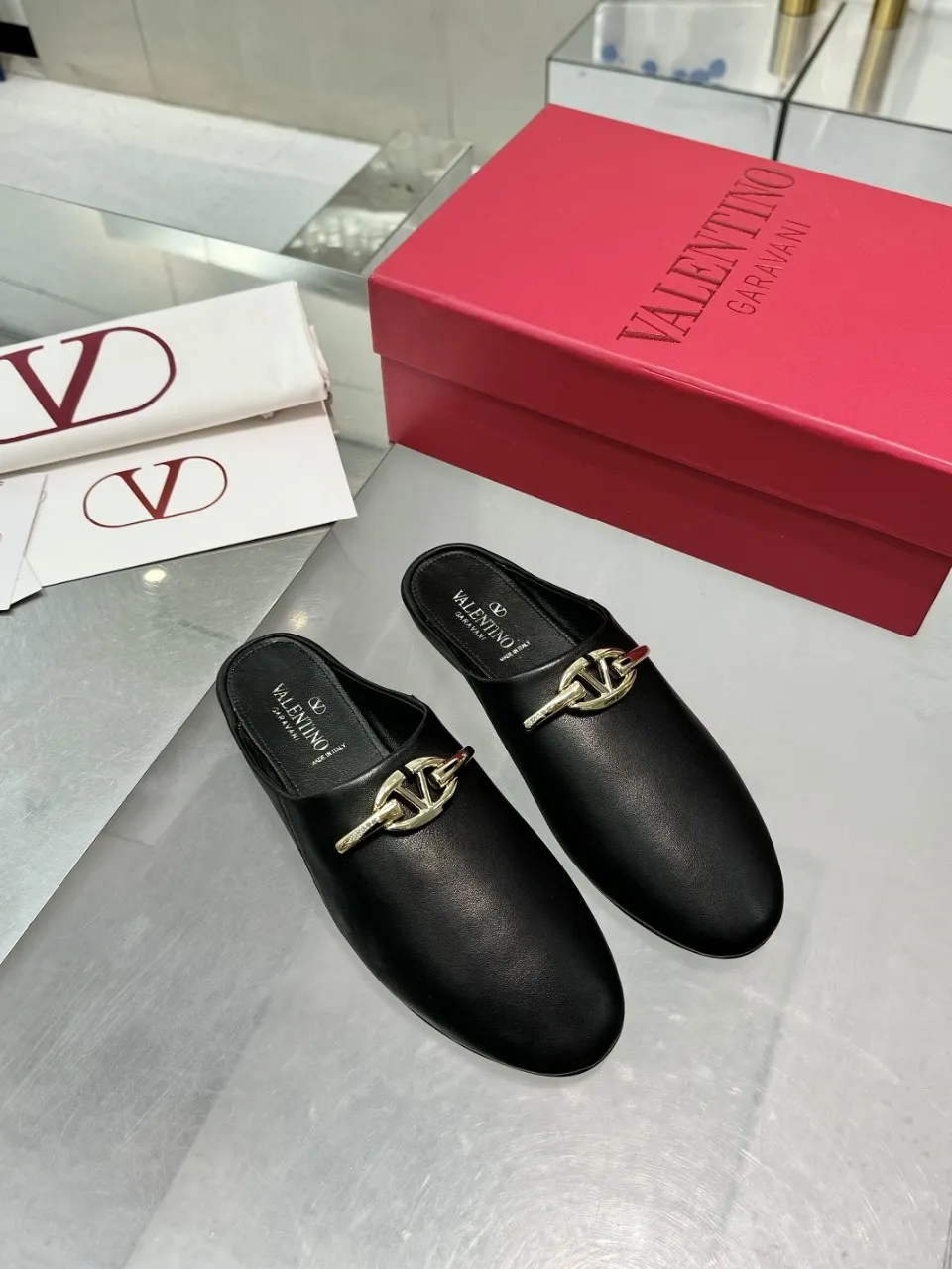 👟👟Ex-factory price 520👟👟 Valentino’s hottest new product in 2025, the new slippers are also easy to wear...😈😈😈 The latest logo buckle Perfectly combined with sexiness❤️‍🔥❤️‍🔥❤️‍🔥❤️‍🔥It is simply the pinnacle of summer fashion💖💖💖💖Original replica Outsole: Italian genuine leather outsole Heel height: Flat heel Size: 35-39 (40 41 42 customization is non-returnable and non-exchangeable)